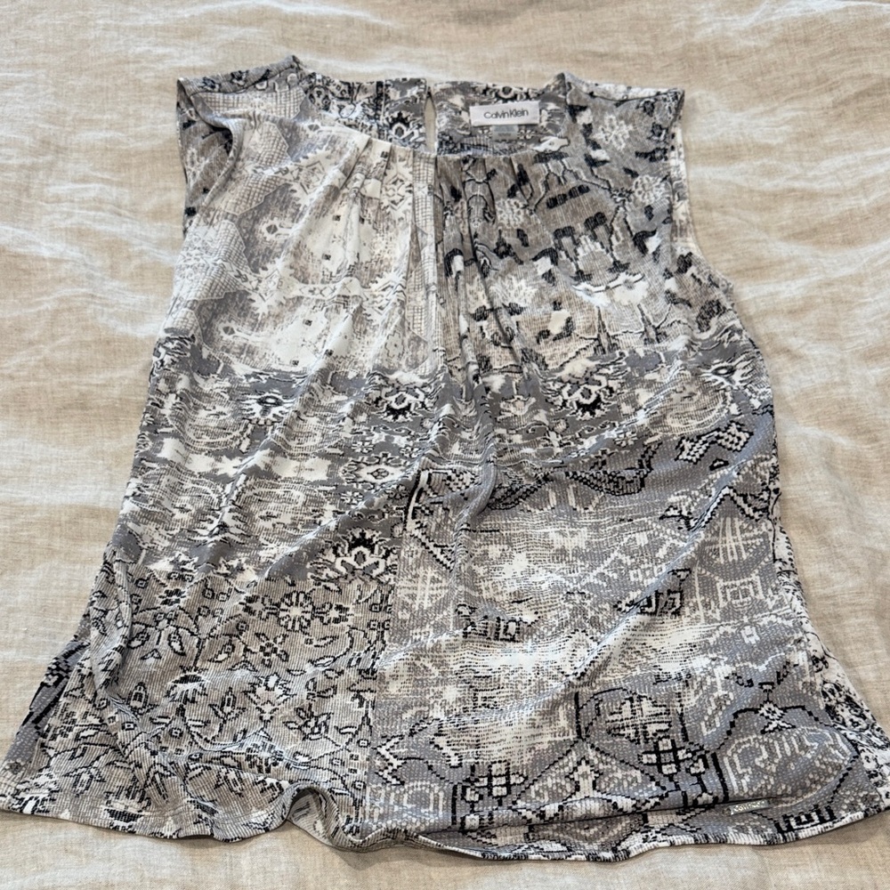 Calvin Klein Women's Gray Patterned Top -M